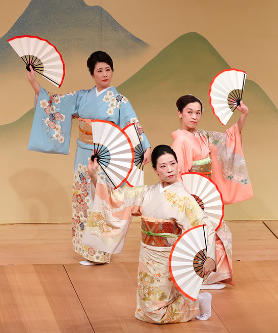 舞踊「長唄　扇の四季」（藤姿会）