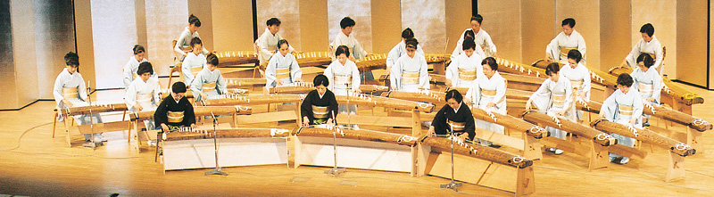 箏曲「祝典協奏曲」 釣谷雅楽房(前列左) 箏曲「祝典協奏曲」 釣谷雅楽房(前列左)