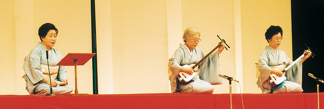 小唄「宵宮」「好きな人」 花菱は満朝(左) 小唄「宵宮」「好きな人」 花菱は満朝(左)