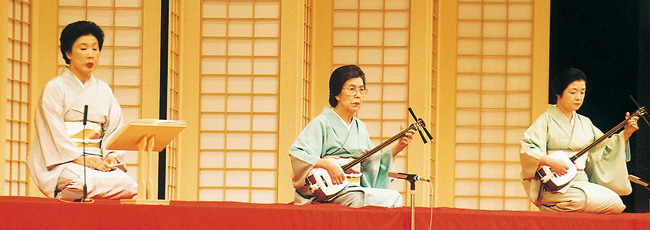 小唄「秋まつり」「恋の技」 堀小寿治(中央) 小唄「秋まつり」「恋の技」 堀小寿治(中央)