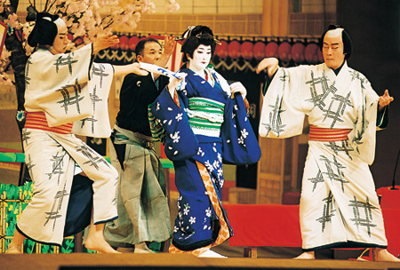 長唄「女伊達」 二代目 藤間勘菊(中央) 長唄「女伊達」 二代目 藤間勘菊(中央)