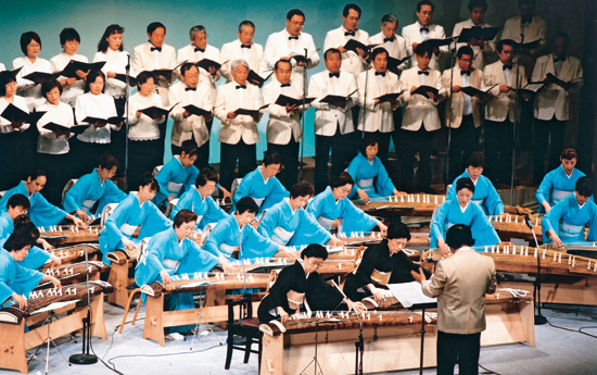 箏曲「ふるさとを恋うる詩」 釣谷雅楽房(最前列左) 箏曲「ふるさとを恋うる詩」 釣谷雅楽房(最前列左)