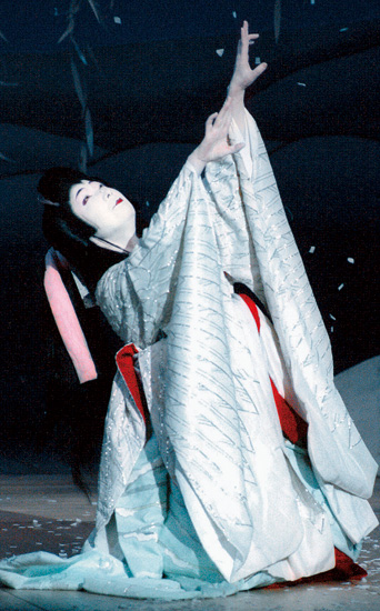 長唄「鷺娘」 藤間紫織(現・藤間勘佐萠) 長唄「鷺娘」 藤間紫織(現・藤間勘佐萠)