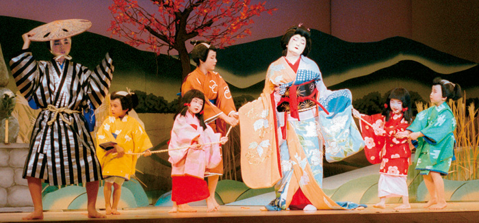 常磐津「お夏狂乱」 二代目 藤間勘菊(右から3人目) 常磐津「お夏狂乱」 二代目 藤間勘菊(右から3人目)