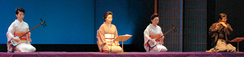 小唄「お夏」 堀小藤とき(現・篠登喜、左から2人目) 小唄「お夏」 堀小藤とき(現・篠登喜、左から2人目)