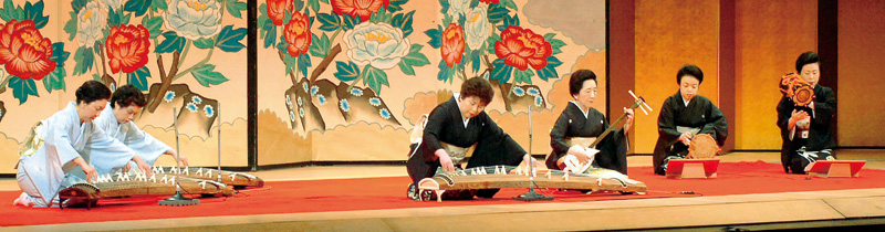 箏曲「東獅子」 田中杉芙勢(右から4人目) 箏曲「東獅子」 田中杉芙勢(右から4人目)