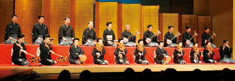 素囃子「鏡獅子」 望月太以(杵屋喜澄、前列左から4人目) 三代目 杵屋六以満(三代目 望月太満、後列左から5人目) 素囃子「鏡獅子」 望月太以(杵屋喜澄、前列左から4人目) 三代目 杵屋六以満(三代目 望月太満、後列左から5人目)