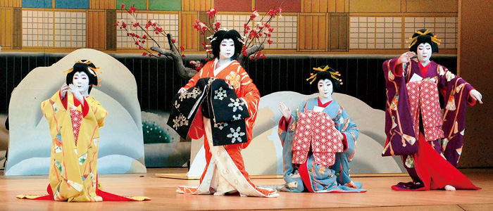 長唄「雪暮夜廓賑」 二代目 藤間勘寿々(左から2人目) 長唄「雪暮夜廓賑」 二代目 藤間勘寿々(左から2人目)
