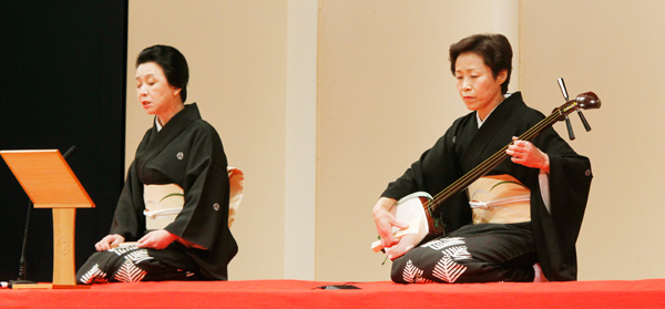 哥澤「花も実」 哥澤芝喜音代(右)