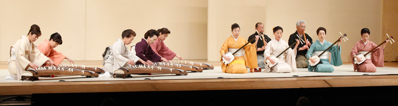 箏曲「梅ヶ枝」 板坂雅瑜(左から3人目)
