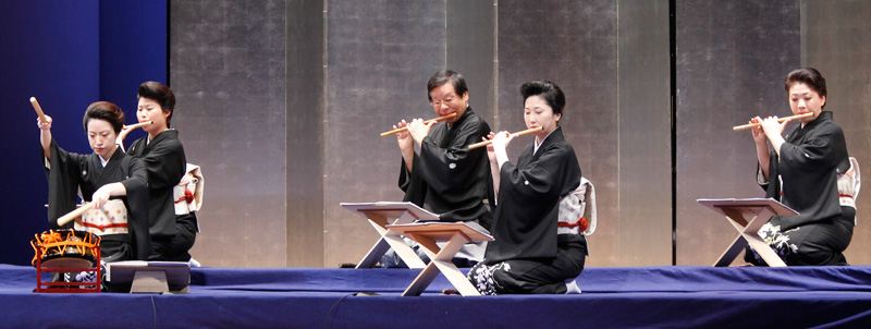 笛「月輪」、藤舎眞衣(右から2人目)