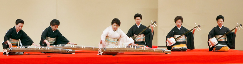 箏曲「鐘が岬」 田中杉芙勢(左から3人目)