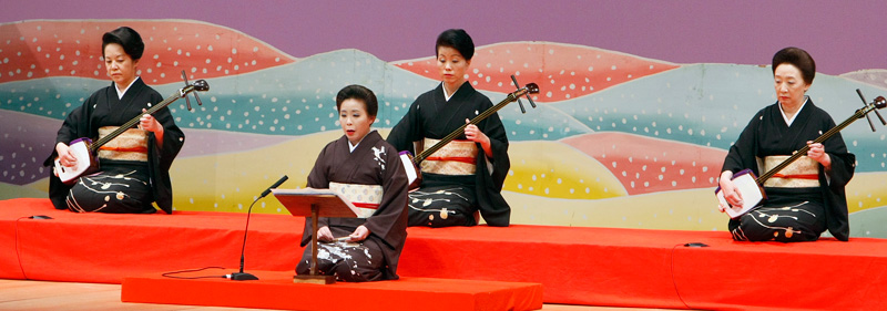 小唄「阿国おどり」 篠登喜(手前)