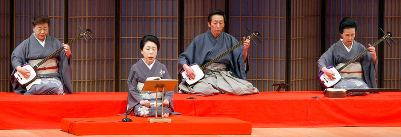 小唄「四季のつれづれ」 竹枝はる歌(手前)