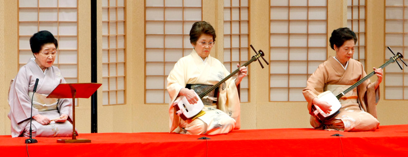 小唄「纏ざくら」 花菱は満朝(左)