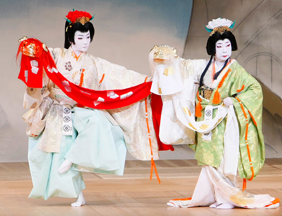 長唄「勝三郎連獅子」 藤間勘寿々(右)、藤間寿